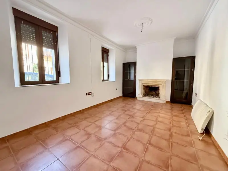 Casa en venta en Alhama de Granada: 5 habitaciones, 2 baños, patio