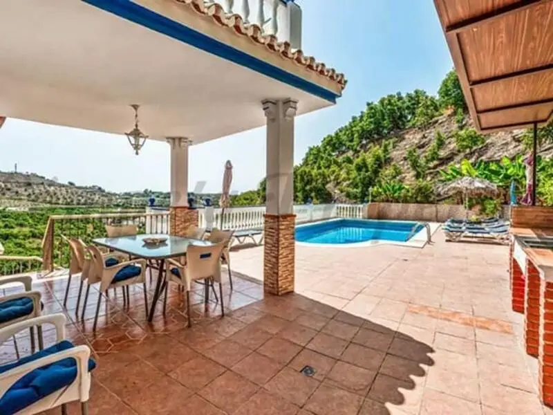 Villa de Lujo en Nerja 4 Dormitorios Piscina Privada Alquiler Largo Plazo