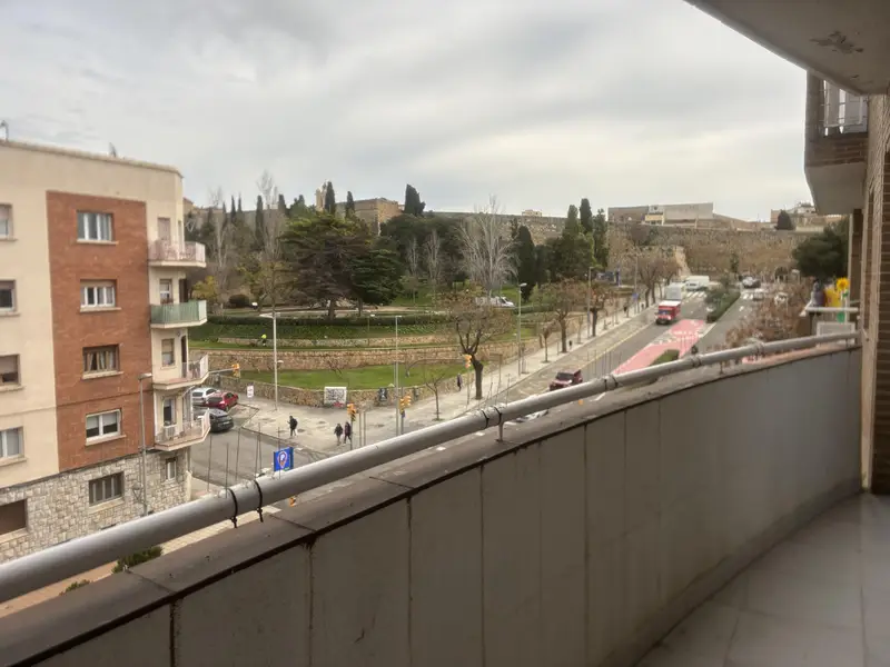 Piso en alquiler. Reformado, muy bien comunicado, pocos metros de Part Alta, Vistas a muralla. Balcón sobre Av. Calalunya, vistas depejadas