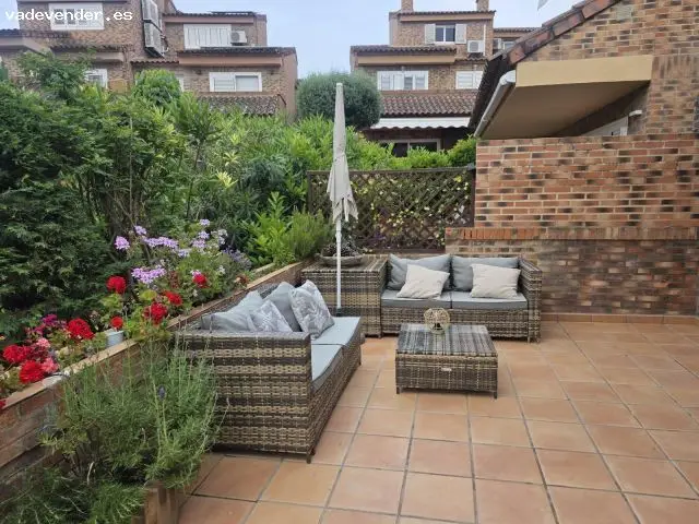 Alquiler del chalet de cinco habitaciones con piscina en Godella, Valencia Godella
