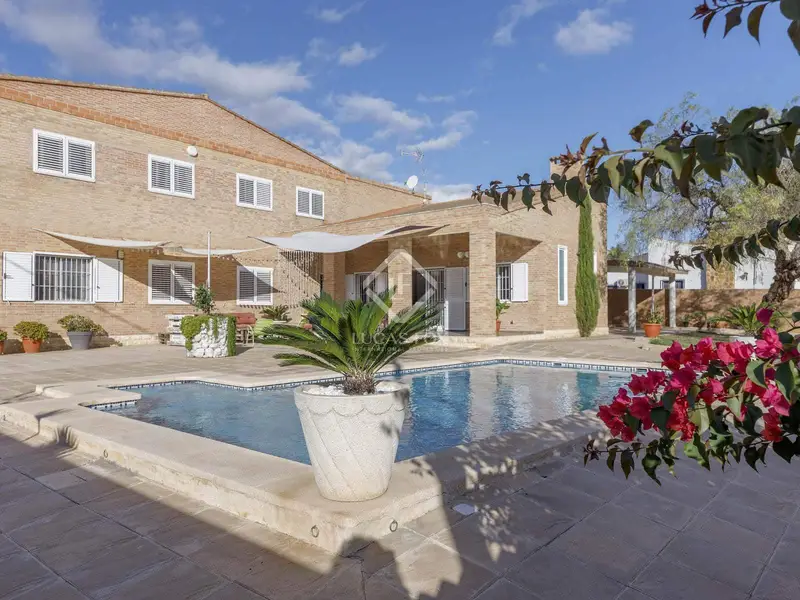 Chalet en venta en La Pobla de Vallbona Valencia