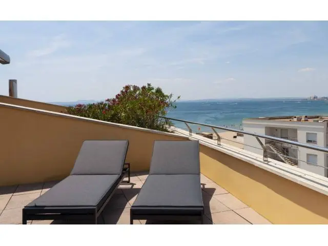 Atico En 1a Linea De Mar Roses Con Solarium Vistas Y Licencia Turistica