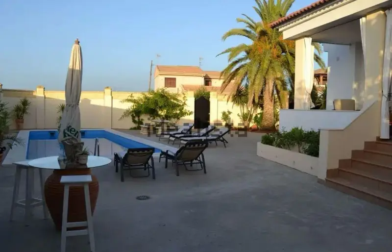 Chalet con Jardin Piscina 5 Habitaciones 2 Banos