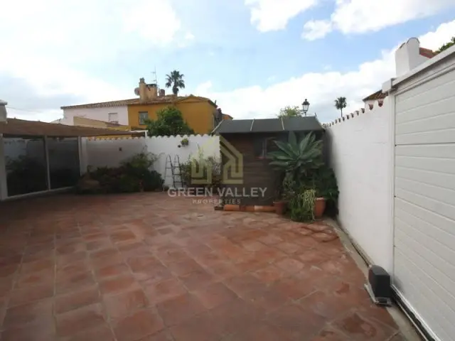 Maravillosa Vivienda Pareada En Guadacorte De Cuatro Dormitorios.