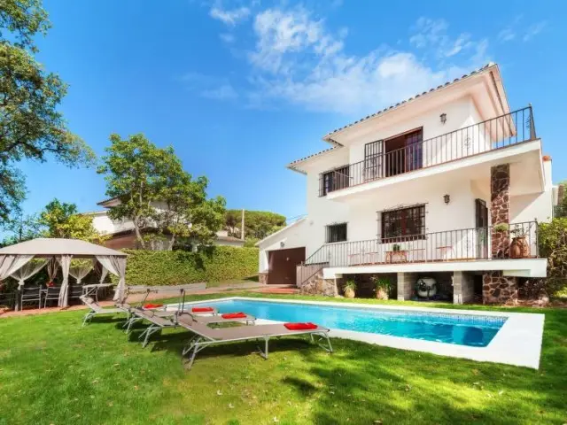 Casa Villa 4 Dormitorios Alquiler Sagaró España