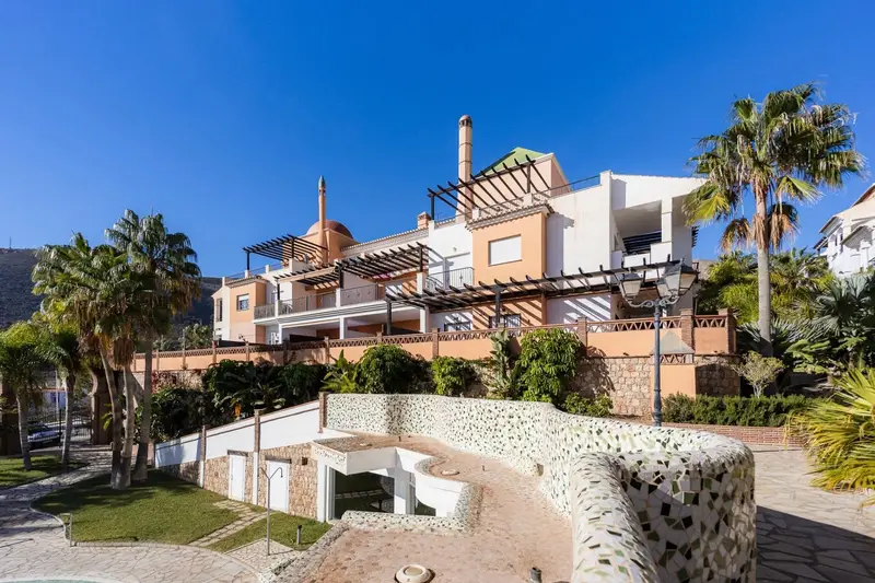 Apartamento en Castell de Ferro con Piscina y Garaje
