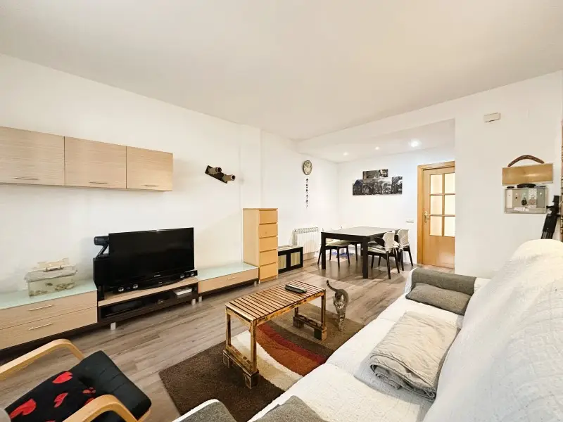 Venta Piso Luminoso Centelles con Patio y Terraza