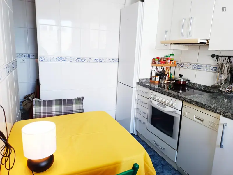 Habitación con baño y balcón, en un piso muy soleado para chicas