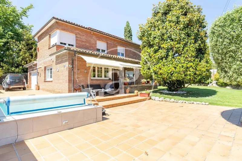 Chalet en Venta en Matadepera con 5 Habitaciones y Piscina