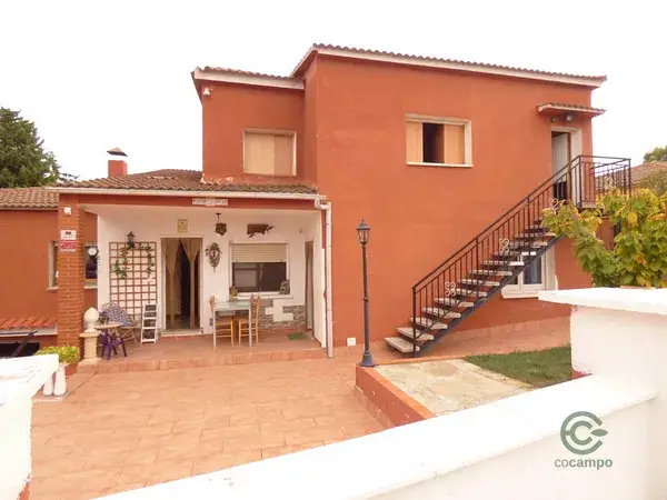 Casa en Can Gordei con 3 Viviendas Piscina y Garaje Doble