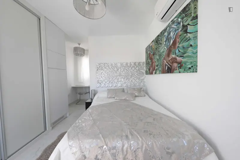 Habitacion Doble con Baño y Balcon en Piso Compartido