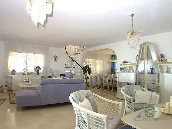 Chalet con 3 Apartamentos en Alicante Gran Villa con Vistas al Mar