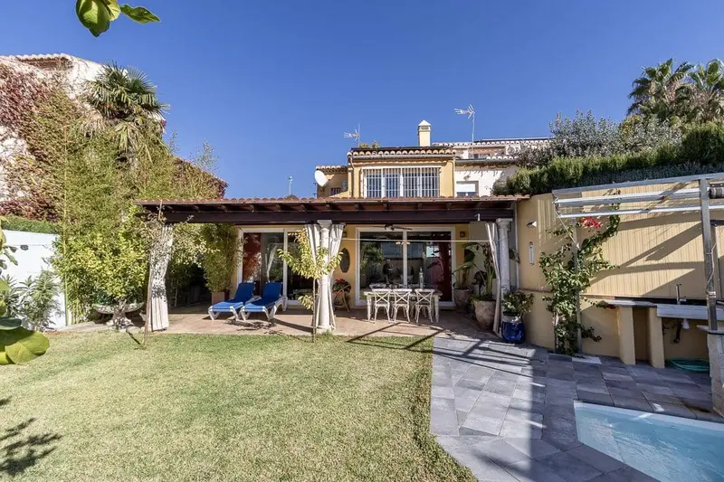 Chalet en venta en Granada ciudad con piscina y domótica