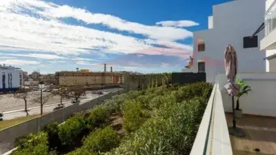 Apartamento Torre del Mar: Lujo con Terraza y Piscina