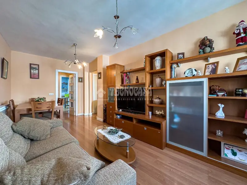 Piso en venta en Cúllar Vega centro: Amueblado con ascensor