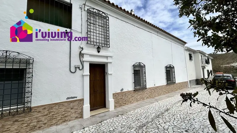 Cortijo con 4 habitaciones y 2 baños en venta