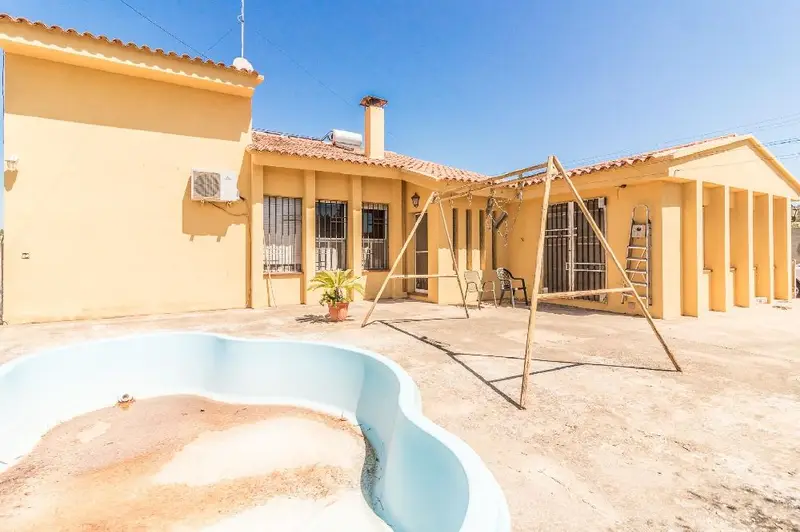 Chalet en Venta Alfarp con Piscina y Vistas