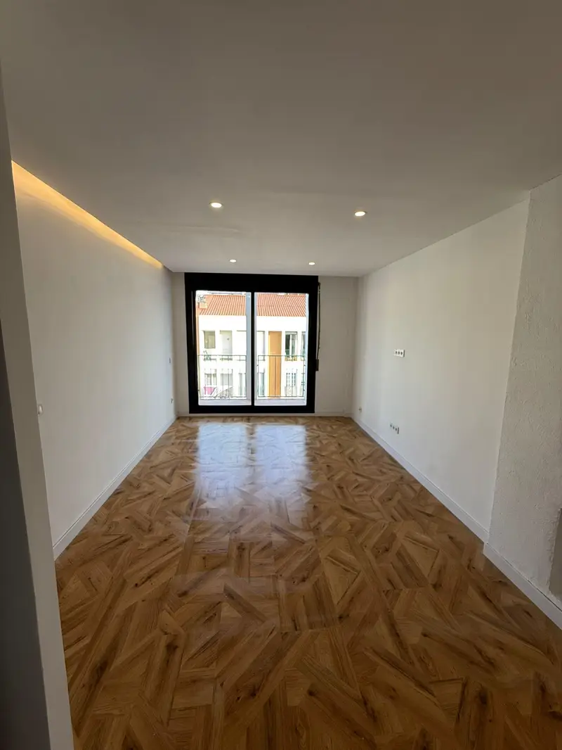 Ático en venta. Alto con terraza de 7 metros y ascensor, orientación sur, totalmente reformado a estrenar, gran oportunidad por zona.