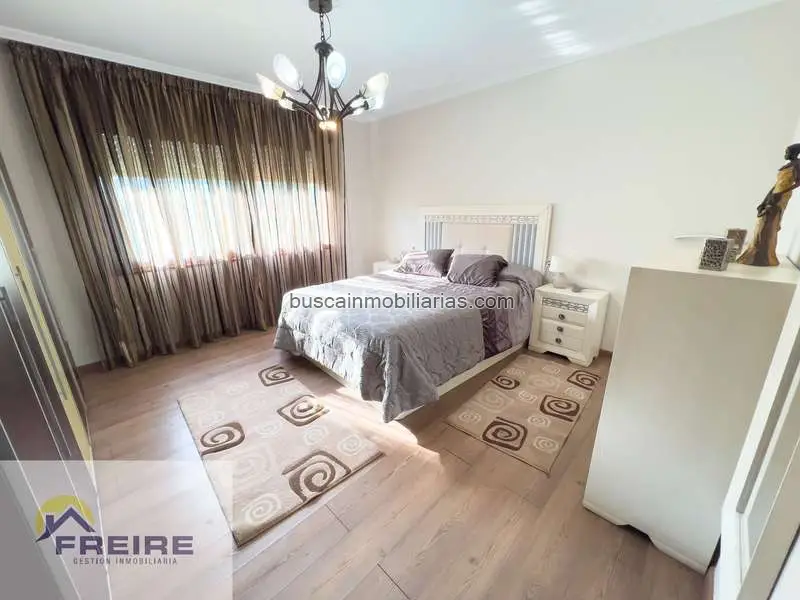 Villa en Venta en Bueu: 3 Dormitorios, Garaje Doble y Terrazas