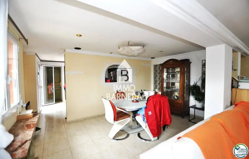 Chalet en venta en Roses Girona 246m2 con 2 apartamentos