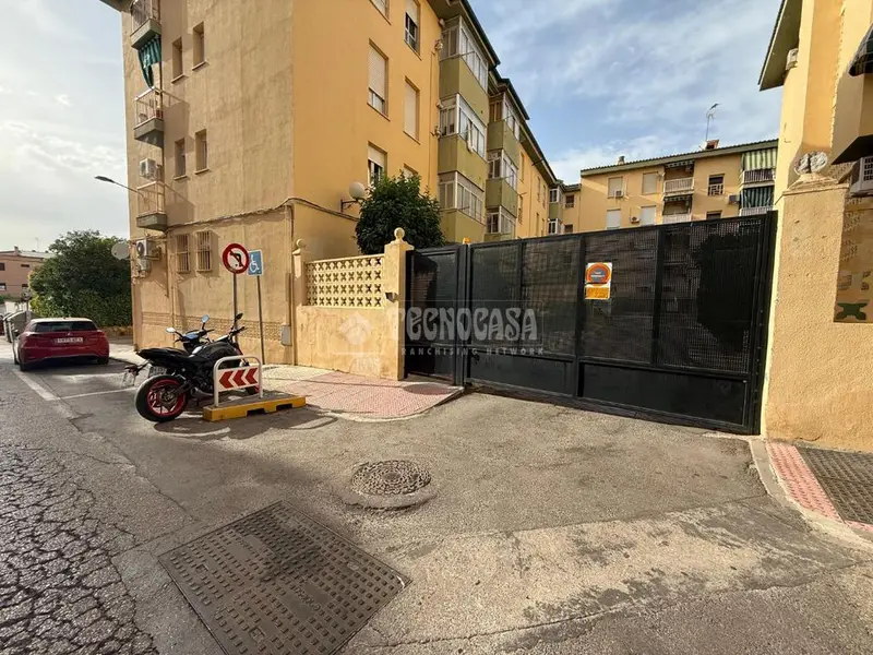 Plaza de Garaje en Venta en Linares - Amplia y Céntrica