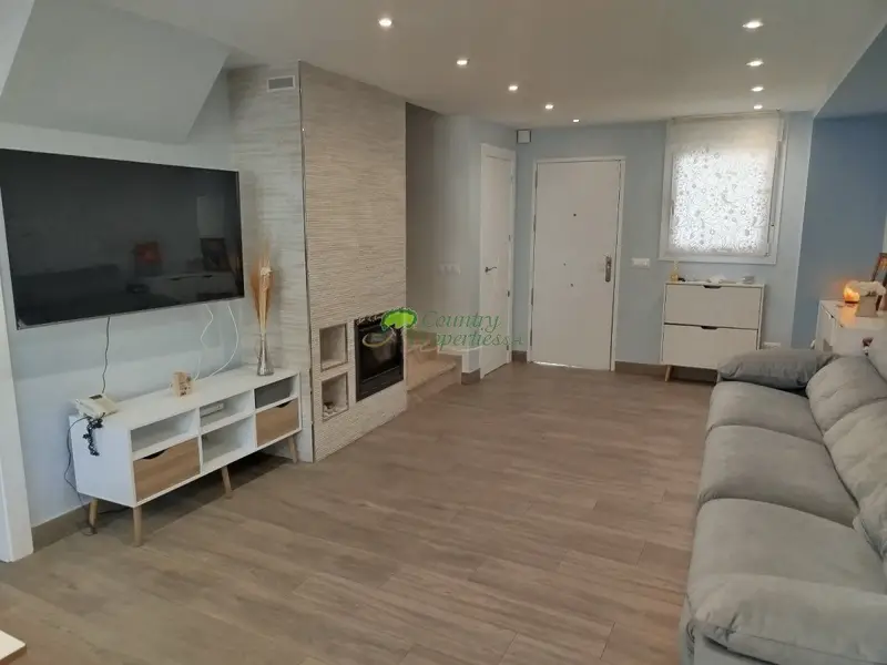 Venta Casa Rural con Terraza y Local Comercial en Cómpeta