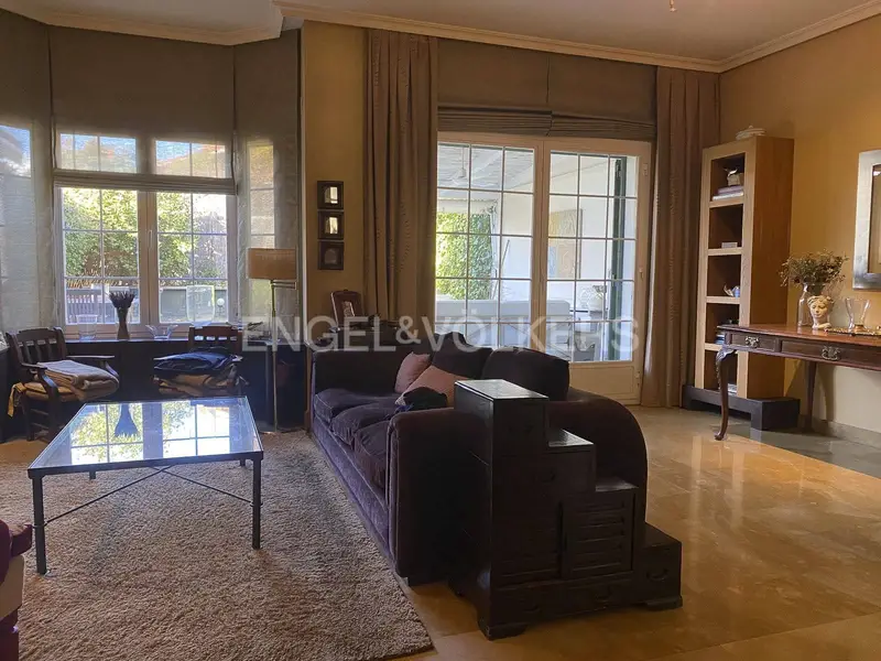 Adosado en venta en La Moraleja con jardín y excelentes instalaciones