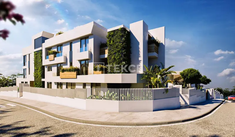 Apartamentos en Marbella con Vistas al Mar y Campo de Golf