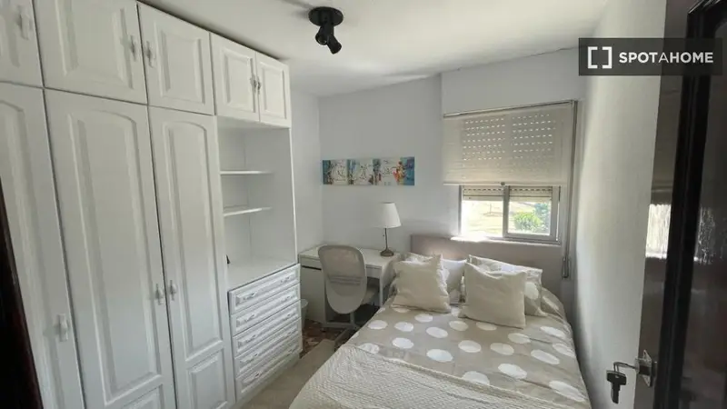 Habitacion en Malaga Piso 4 Dormitorios con balcon y aire acondicionado