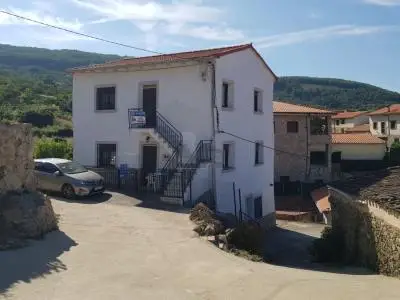 Casa en Venta Cabrero Valle del Jerte 3 Apartamentos Jardin