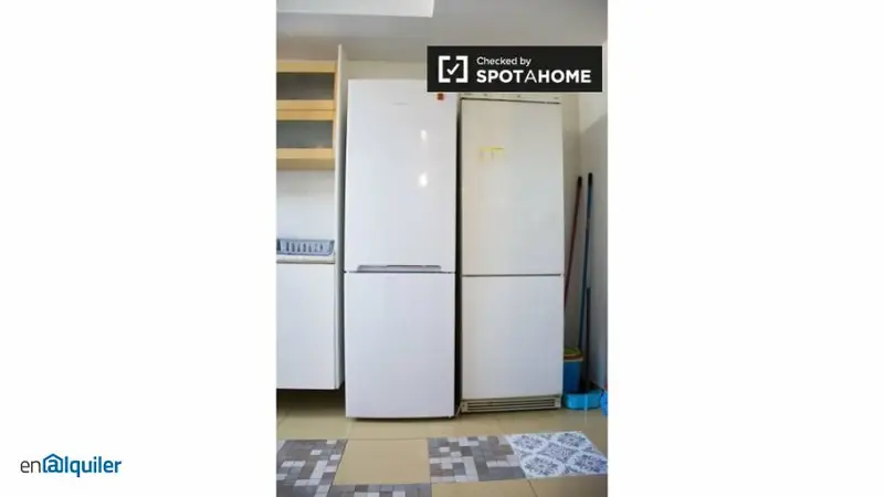 Habitaci".n Amueblada en Apartamento de 7 Dormitorios Madrid