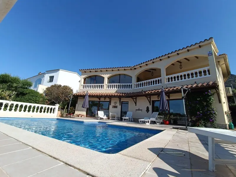 Villa en Mas Fumats Roses con Vistas al Mar