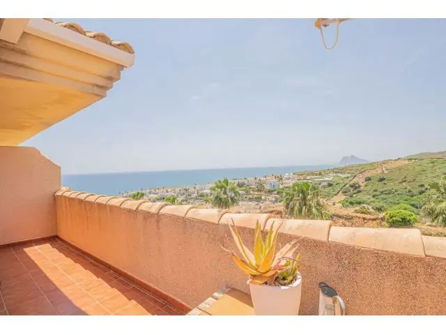 Chalet Adosado en Alcaidesa con Vistas al Mar