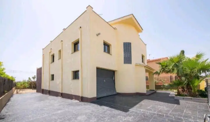 Casa con Piscina y Vistas al Mar en Bonavista El Vendrell