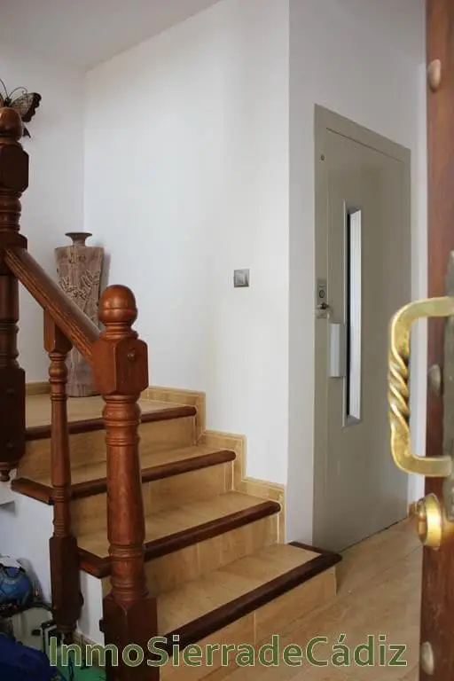 Casa en Venta en Olvera Cuatro Plantas Ascensor Terrazas Vistas