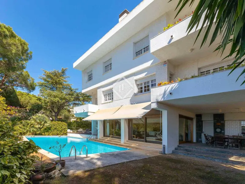 Chalet en Venta Cabrils 500m2 3 Plantas Piscina Jardin
