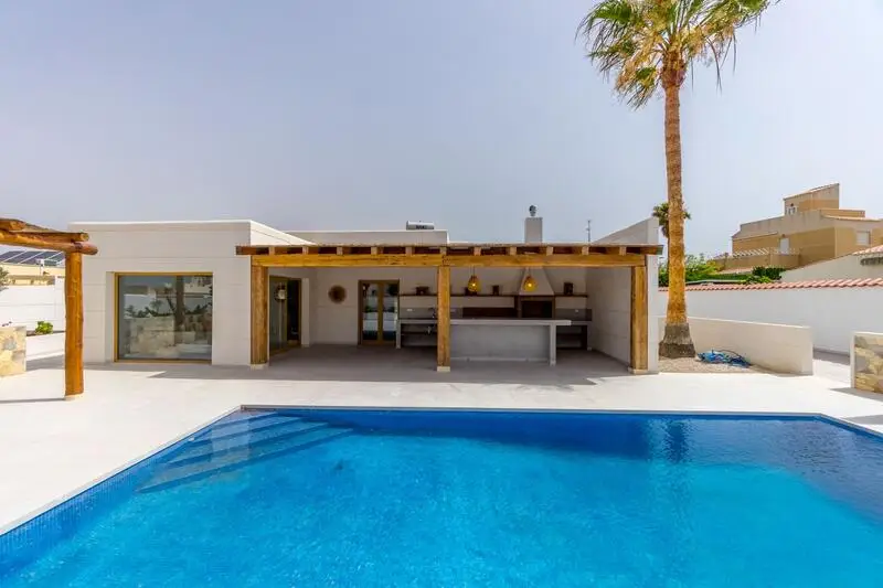 Villa Ibicenca en Costa Blanca 4 Dormitorios 3 Baños Piscina