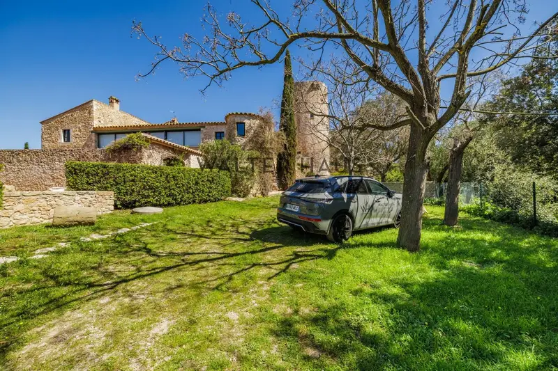 Chalet en Venta en L'Escala Girona: Masía con Piscina y Vistas Panorámicas