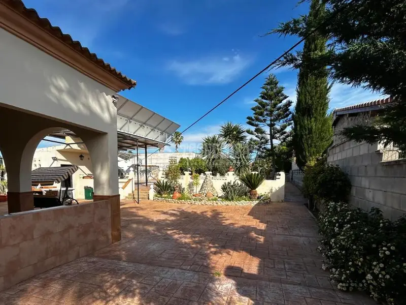 Finca Urbana en San José de la Rinconada con Piscina y Jardín