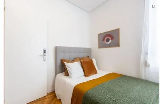 Rent 7 bedroom apartment in Madrid