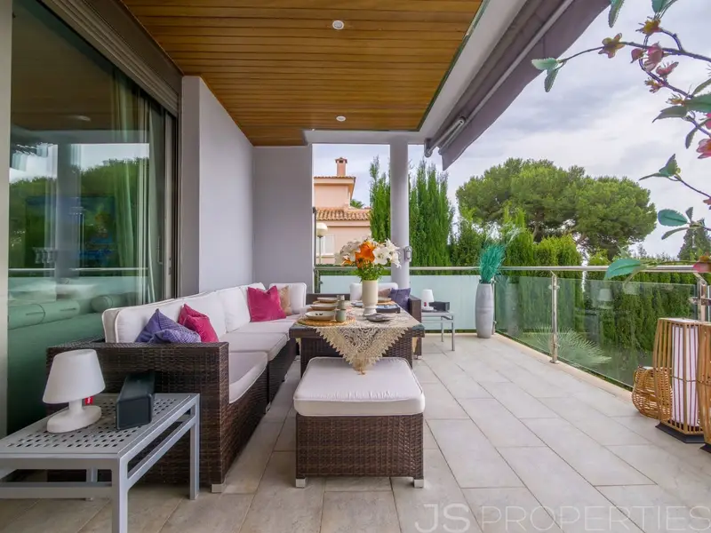 Chalet en Alcanada con Vistas al Mar y Piscina