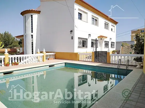 Chalet con Piscina y Jardin en Castellon
