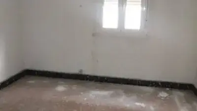 4 Pisos en Venta en Narón: 100m², 3 Dormitorios, Ideal para Reformar