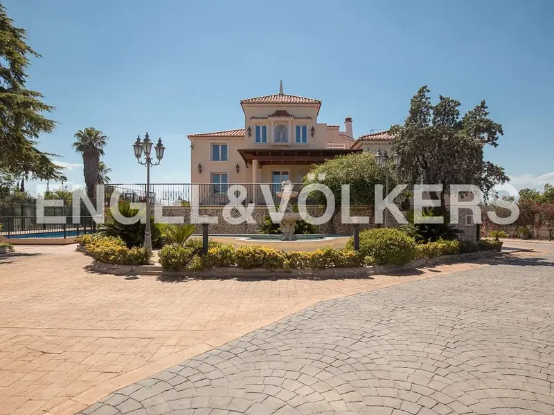Chalet de Lujo en Venta Alzira 2000m2 Parcela 1000m2 Construidos