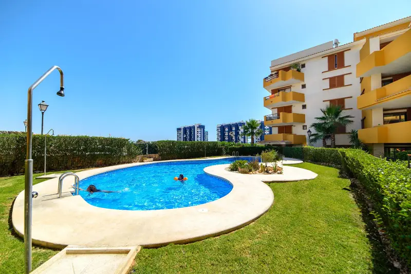 Apartamento en Punta Prima Torrevieja con Piscina y Seguridad 24h