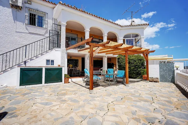 Villa en Venta 5 Dormitorios La Capellan												
ia