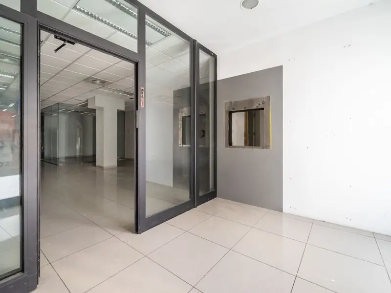 Local 301 m² Guadalajara 2 Baños