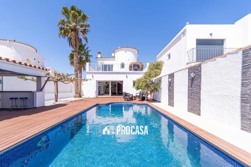 Chalet en Empuriabrava con amarre privado y piscina