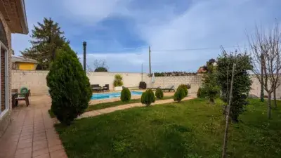 Chalet en Alquiler con Piscina en Zona Residencial