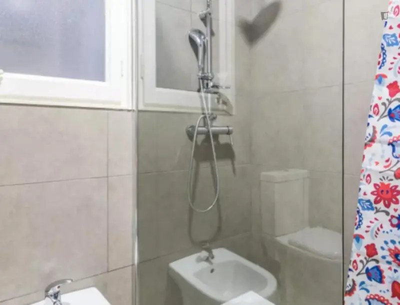 Habitacion Doble con Baño Privado en Piso Compartido